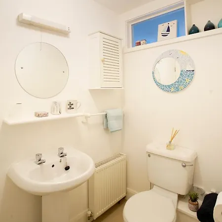 Apartment Stripe Bay